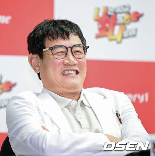 [OSEN=최규한 기자] 14일 오후 서울 상암동 스탠포드호텔에서 MBC에브리원∙라이프타임 새 예능 ‘나는 지금 화가 나있어’ 제작발표회가 열렸다.예능&nbsp;‘나는 지금 화가 나있어’(약칭 나화나)는 대한민국&nbsp;‘화’&nbsp;전문&nbsp;MC들이&nbsp;‘화(火)’제의 게스트를 초대해 그들의 화 유발 비밀 토크를 듣고 화풀이 노하우를 대방출하는&nbsp;‘대국민 화Free(프리)&nbsp;쇼’다.&nbsp;이경규,&nbsp;박명수,&nbsp;권율,&nbsp;덱스가 시청자들의 꽉 막힌&nbsp;‘화’를 대리 분출하며 통쾌한 사이다를 선사할 예정이다.방송인 이경규가 제작발표회에 참석해 미소짓고 있다. 2023.08.14 / dreamer@osen.co.kr