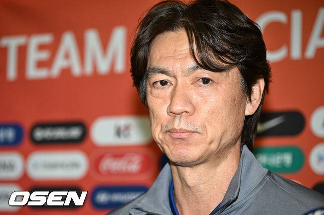 [OSEN=인천공항, 조은정 기자]월드컵 11회 연속 본선 진출에 성공한 한국 축구 국가대표팀이 6일 인천국제공항을 통해 이라크에서 귀국했다.한국은 6일 새벽(한국 시간)&nbsp;이라크 원정서 2-0 승리로 승점 19(5승 4무)점을 확보하면서 월드컵 11회 연속 본선 진출을 확정지었다.축구대표팀 홍명보 감독이 취재진과 인터뷰를 하고 있다.  2025.06.06 /cej@osen.co.kr