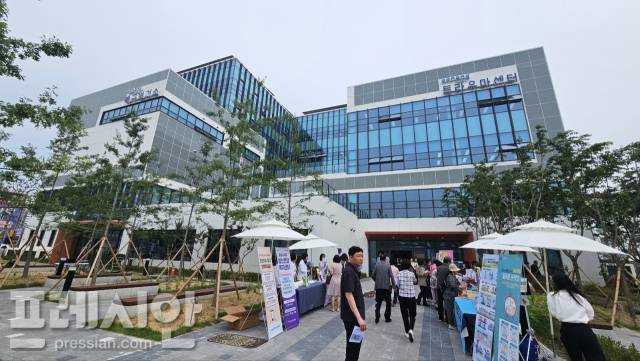 ▲포항시 북구 흥해읍 대성아파트 부지에 전국 최초로 건립된 ‘북구보건소 및 트라우마센터 전경.ⓒ프레시안(오주호 기자)