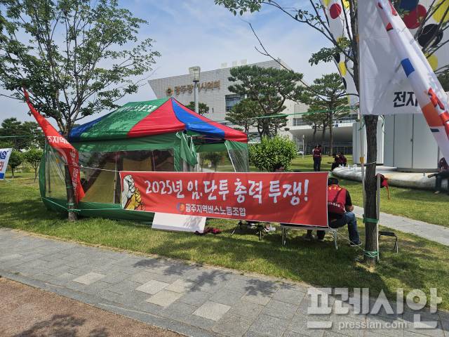 ▲전국자동차노동조합연맹 광주지역버스노동조합이 9일 오전 광주광역시청 앞에서 천막농성을 벌이고 있다.2025.06.09ⓒ프레시안(김보현)