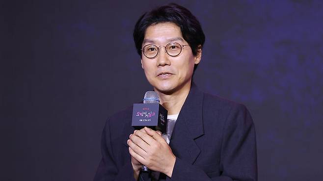 황동혁 감독이 9일 서울 용산구 드래곤시티 호텔에서 열린 넷플릭스 글로벌 흥행작 '오징어 게임' 시즌3 제작발표회에서 인사말을 하고 있다.