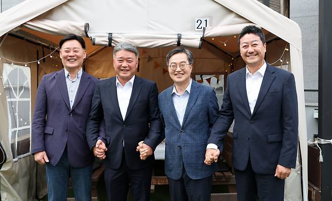 김동연 경기도지사(오른쪽&nbsp;두 번째)가 7일 오후 수원시 인계동의&nbsp;한 식당에서 김진경 도의회 의장(오른쪽), 최종현 민주당 대표의원(왼쪽), 김정호 국민의힘 대표의원(왼쪽 두 번째)과 기념촬영을 하고 있다.&nbsp;경기도 제공