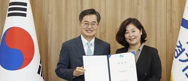 김동연 지사(왼쪽)와 비서실장 임명장을 받은 조혜진 전 대통령비서실 행정관. 경기도 제공