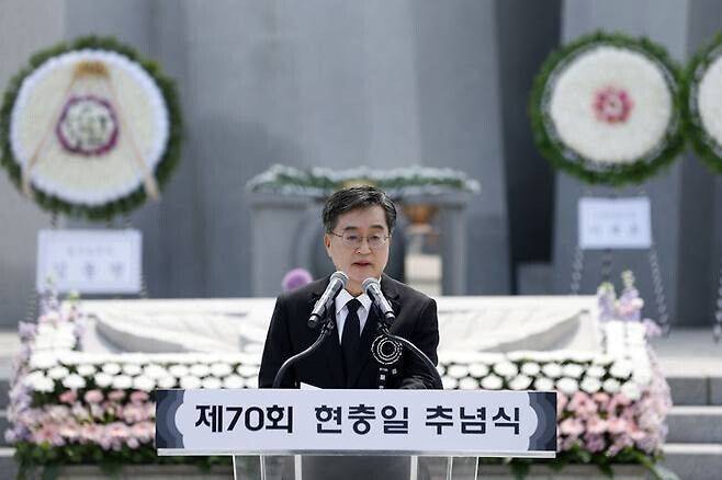 김동연 경기도지사가 제70회 현충일인 6일 수원 현충탑에서 추도사를 하고 있다. 경기도 제공