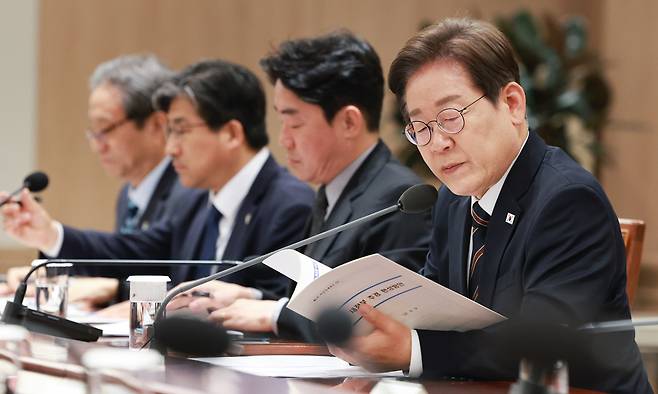 이재명 대통령이 9일 서울 용산 대통령실 청사에서 열린 비상경제점검 2차 태스크포스(TF) 회의에서 발언 중 회의 자료를 살피고 있다. 대통령실통신사진기자단