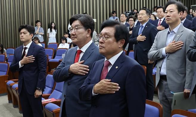 국민의힘 김용태 비상대책위원장과 권성동 원내대표가 9일 서울 여의도 국회에서 열린 의원총회에서 국기에 대한 경례를 하고 있다. 허정호 선임기자