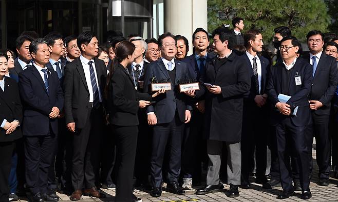 이재명 대통령이 더불어민주당 대표 시절인 지난 3월 26일 서울고등법원에서 열린 공직선거법 위반 사건 항소심에서 무죄를 선고받은 뒤 입장을 밝히고 있다. 세계일보 자료사진