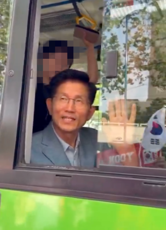 尹지지 집회 간 김문수?… “병문안 가는 길” - 김문수 전 국민의힘 대선 후보가 지난 7일 윤석열 전 대통령 지지자들의 집회에 참석했다는 목격담이 소셜미디어에 퍼진 가운데 김 전 후보가 탄 버스 창문에 ‘윤어게인’(YOON AGAIN) 문구와 태극기가 비치고 있다. 엑스(X )캡처