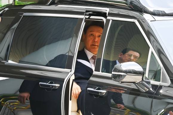 윤석열 전 대통령이 9일 서울중앙지법에서 열린 내란 우두머리 혐의·직권남용 권리행사 방해 혐의 사건 6차 공판에 출석하고 있다. 2025.6.9 사진공동취재단