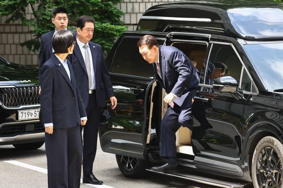 윤석열 전 대통령이 9일 서울중앙지법에서 열린 내란 우두머리 혐의·직권남용 권리행사 방해 혐의 사건 6차 공판에 출석하고 있다. 2025.6.9 사진공동취재단