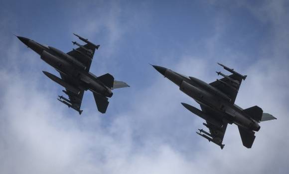 우크라이나 공군의 F-16 전투기가 하늘을 날고 있다. AP연합뉴스 자료사진