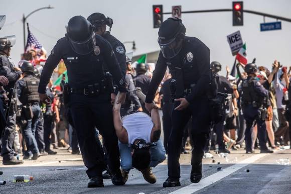 8일(현지시간) 미국 캘리포니아주 로스앤젤레스(LA) 도심에서 트럼프 행정부의 반이민정책과 불법 체류자 단속에 반대하는 대규모 시위가 벌어진 가운데, LA경찰이 시위대를 체포하고 있다. 2025.6.8 로스앤젤레스 AFP 연합뉴스