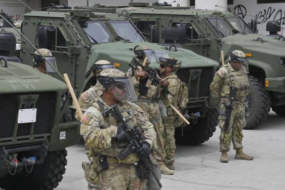 8일(현지시간) 미국 캘리포니아주 로스앤젤레스(LA) 도심에서 트럼프 행정부의 반이민정책과 불법 체류자 단속에 반대하는 대규모 시위가 벌어진 가운데, 캘리포니아주방위군 병력이 LA 시내에 집결해 있다. 2025.6.9 로스앤젤레스 UPI 연합뉴스