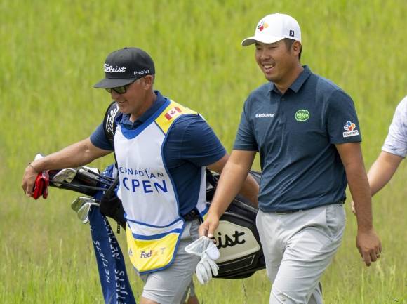 안병훈, RBC 캐나다 오픈 최종 공동 6위 - [칼레돈=AP/뉴시스] 안병훈(오른쪽)이 8일(현지 시간) 캐나다 온타리오주 칼레돈 TPC 토론토 앳 오스프라이 밸리에서 열린 미국프로골프(PGA) 투어 RBC 캐나다오픈 최종 라운드 5번 홀 페어웨이에서 캐디와 함께 걸으며 미소 짓고 있다. 안병훈은 최종 합계 15언더파 265타 공동 6위로 대회를 마쳤다. 2025.06.09.   <저작권자ⓒ 공감언론 뉴시스통신사. 무단전재-재배포 금지.>