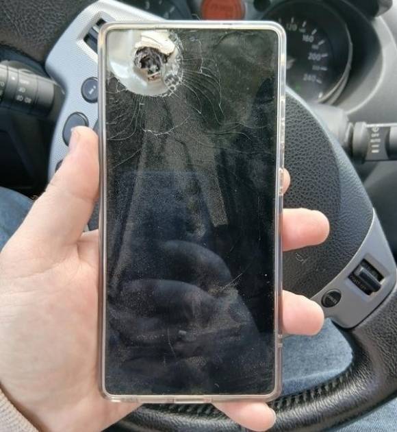 한 우크라이나 병사가 지난달 중순 삼성전자 우크라이나 공식 홈페이지에 올린 파손된 ‘갤럭시 S25 울트라’ 사진. 해당 병사는 “포탄 파편이 액정 화면을 뚫었지만 티타늄 케이스에 막혔다. 휴대전화가 말 그대로 나의 갑옷이 돼 줬다”고 썼다. 삼성전자 우크라이나 홈페이지 캡처