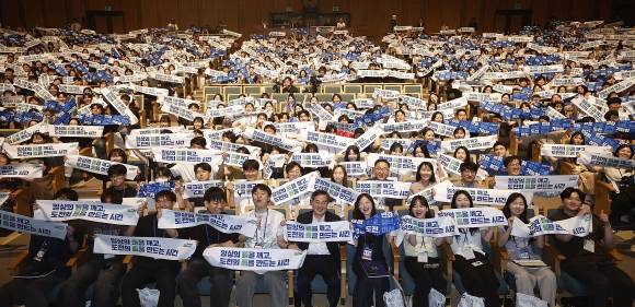 9일 2025년 경기청년 갭이어 프로그램 발대식에서 김동연 경기도지사가 경기도 청년정책 참여자 및 청년정책 수혜자들과 기념 촬영을 하고 있다. (경기도 제공)