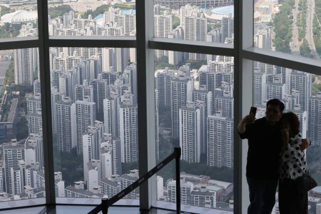 서울 송파구 서울스카이에서 본 아파트 단지. 연합뉴스