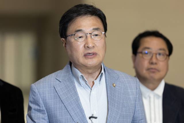 김대식 국민의힘 의원이 18일 인천국제공항에서 홍준표 전 대구시장의 선대위 합류 설득을 위해 미국 하와이로 출국하기 전 취재진의 질문에 답하고 있다. 뉴스1