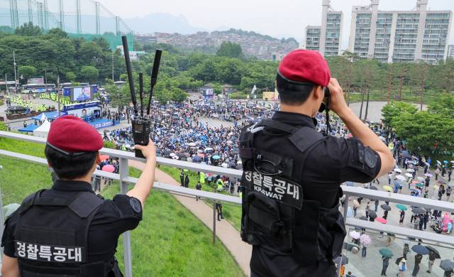 이재명 더불어민주당 대통령 후보가 제21대 대통령선거를 하루 앞둔 2일 오전 서울 강북구 북서울꿈의숲 서문광장을 찾아 지지를 호소하는 가운데 경찰 특공대가 경계 근무를 하고 있다. 뉴스1
