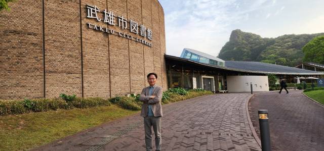 여행자들이 인구 5만 명이 안 되는 사가 현 다케오를 찾는 이유는 다케오 도서관 때문이다. 필자가 기념촬영을 한 다케오 도서관은 조용해야 한다는 고정관념을 깨 여행자들에게 색다른 즐거움에 젖는다.