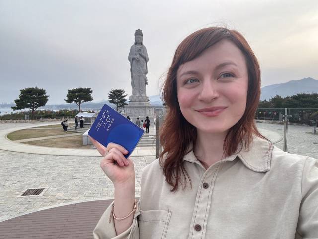 튀르키예인인 쿠벳 아이셰 씨가 강원도 양양 낙산사에서 기념촬영을 하고 있다. 사진 제공=국가유산청