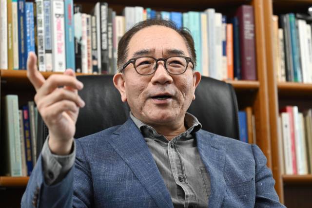 이근 서울대 국제대학원 교수가 9일 서울경제신문과의 인터뷰에서 “새 정부는 강대국들과 함께 새롭게 국제 질서를 설계하는 힘을 키워야 한다”고 강조하고 있다. 조태형 기자