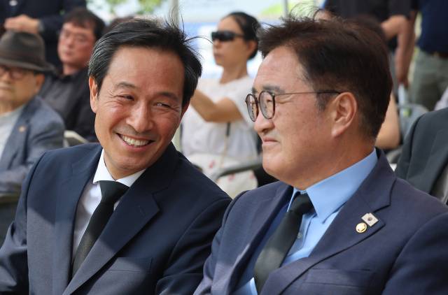 우원식 국회의장과 대통령실 정무수석 비서관으로 임명된 우상호 이한열기념사업회 이사장이 9일 서울 서대문구 연세대학교 이한열 동산에서 열린 제38주기 이한열 추모식에 참석해 대화를 나누고 있다. 연합뉴스