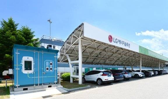 LG에너지솔루션 충북 오창 에너지플랜트에 설치된 전기차용 충전 에너지저장장치(ESS) 시스템. 해당 설비는 폐배터리를 재사용해 만들었다. ㈜LG