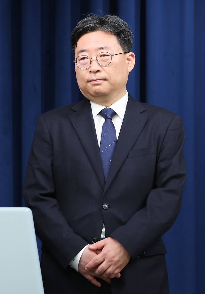 대통령실 경제성장수석으로 임명된 하준경 한양대 교수가 6월 6일 서울 용산구 대통령실 청사에서 열린 수석비서관 인선 발표에 참석해 있다. 뉴스1