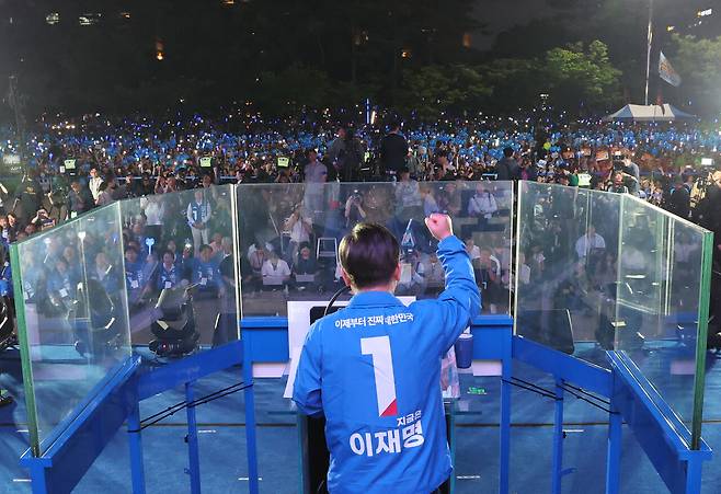 6월2일 저녁 이재명 더불어민주당 대선후보가 서울 여의도공원 문화의 마당에서 방탄유리를 앞에 두고 마지막 유세를 펼치는 모습. ⓒ공동취재