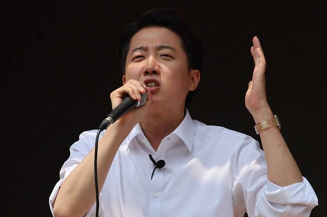 이준석 개혁신당 대선 후보가 사전투표를 하루 앞둔 28일 서울 여의도공원에서 점심시간 산책을 나온 직장인들을 향해 지지를 호소하고 있다. ⓒ연합뉴스