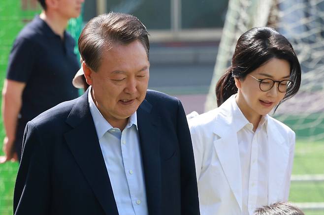 제21대 대통령 선거일인 지난 6월3일 윤석열 전 대통령과 김건희 여사가 서울 서초구 원명초등학교에 마련된 서초4동 제3투표소에 도착하고 있다. ⓒ연합뉴스