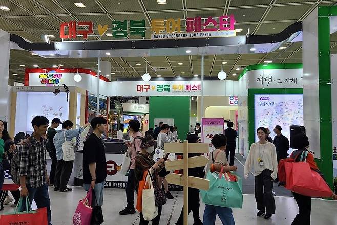 경상북도는 대구광역시와 함께 5일부터 8일까지 서울 코엑스에서 열린 '제40회 서울국제관광전'에 공동 참가해 '2025 대구·경북 투어페스타' 공동 관광홍보관을 운영했다. ⓒ경북도