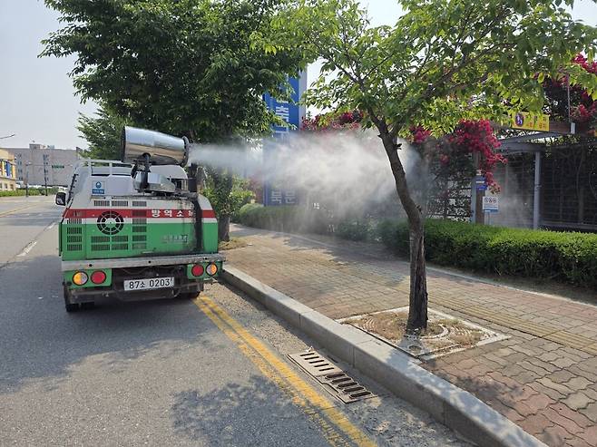 천안시가 제77회 충남도민체육대회를 앞두고 천안축구센터 주변을 소독하고 있다. ⓒ천안시