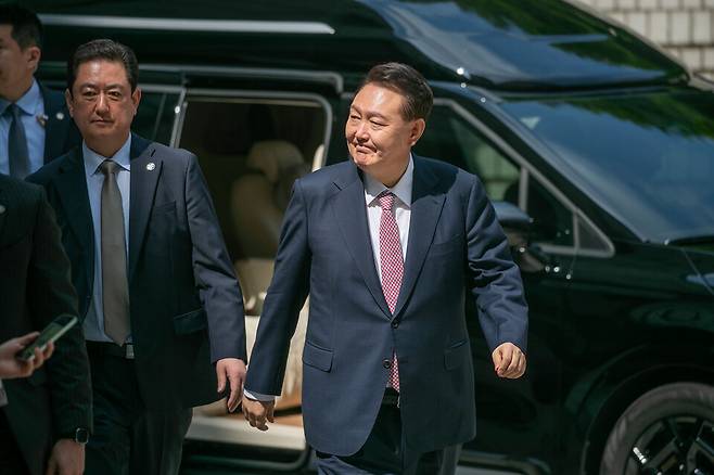 윤석열 전 대통령이 6월9일 서울 서초구 서울중앙지방법원에서 열린 내란 우두머리 혐의·직권남용 권리행사 방해 혐의 사건 6차 공판에 출석하고 있다. ⓒ 연합뉴스