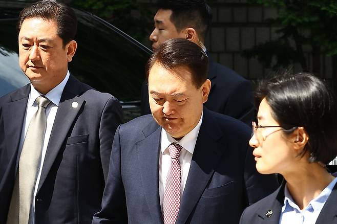 윤석열&nbsp;전 대통령이 9일 서울 서초구 서울중앙지방법원에서 열린 내란 우두머리 혐의·직권남용 권리행사 방해 혐의 사건 6차 공판에 출석하고 있다. ⓒ사진공동취재단
