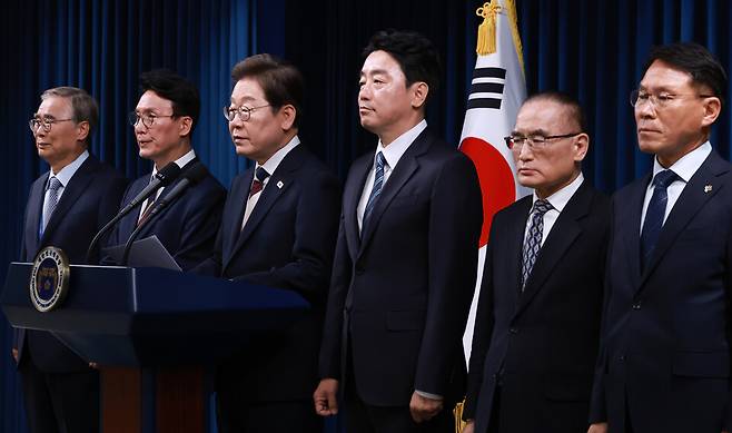 이재명 대통령이 6월4일 서울 용산 대통령실 청사에서 열린 새 정부 첫 인사 발표를 하고 있다. 왼쪽부터 이종석 국가정보원장 후보자, 김민석 국무총리 후보자, 이 대통령, 강훈식 대통령비서실장, 위성락 안보실장, 황인권 대통령경호처장 ⓒ연합뉴스