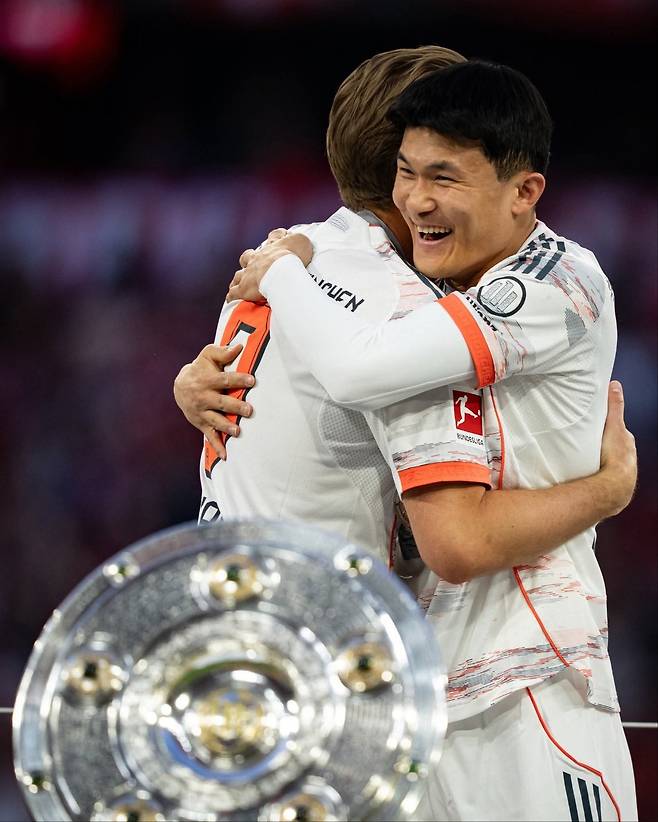 바이에른 뮌헨의 한국인 중앙수비수 김민재를 향한 유럽 빅클럽들의 관심이 끊이질 않는다. 2024~2025시즌&nbsp;세리에A 챔피언&nbsp;나폴리와 잉글랜드 프리미어리그&nbsp;리버풀에 이어 시즌 3관왕을 달성한&nbsp;UCL 우승팀 PSG가 후보 행선지로 등장했다. 사진출처｜바이에른 뮌헨 페이스북