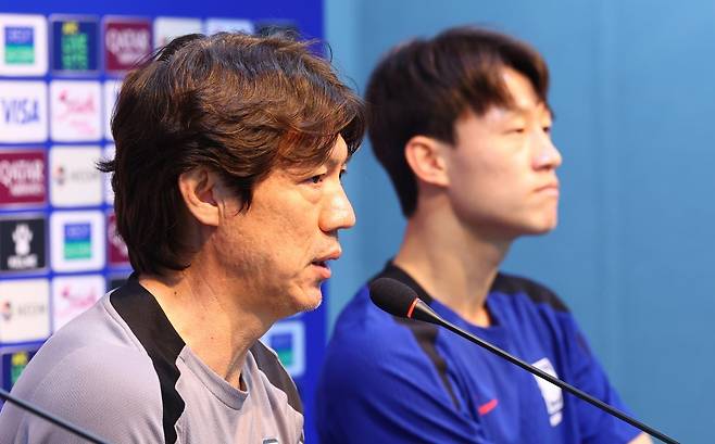 축구국가대표팀 홍명보 감독(왼쪽)과 부주장 이재성이 쿠웨이트전을 하루 앞둔 9일 서울월드컵경기장에서 사전기자회견을 갖고 ‘유종의 미’를 강조하고 있다. 상암｜뉴시스