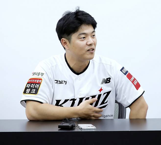 지난해 KT를 끝으로 은퇴한 조용호가 8일 수원 SSG전을 앞두고 취재진과 만나 은퇴식 소감을 밝히고 있다. KT 위즈 제공