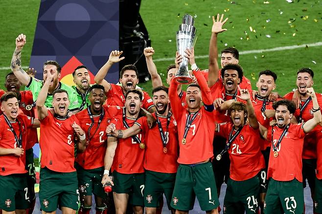 포르투갈 주장 호날두가 9일 유럽 네이션스리그 우승 후 트로피를 번쩍 들어올리고 있다. EPA연합뉴스