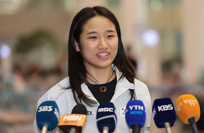 안세영이 9일 인천국제공항 제2여객터미널로 귀국한 뒤 인터뷰를 하고 있다.  연합뉴스