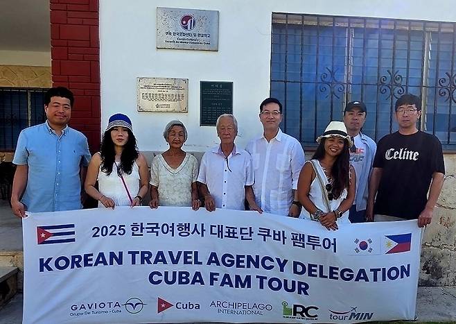 사진 왼쪽부터 투어민 김준석 수원지점장, 이슬기 이사, 독립운동가 임천택의 딸 마르타 임 씨(전 쿠바 마탄사스종합대 철학교수). 안토니오 김 쿠바 한인후손 회장, 쿠바 가비오따코리아 최혁 대표, 장희주 작가 겸 쿠바 현지가이드, 투어민 정상영 이사, 쿠바 가비오따코리아 최원석 한국지점장.