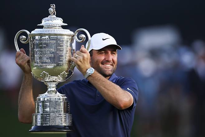 스코티 셰플러가 지난달 19일 끝난 PGA 챔피언십에서 우승한 뒤 우승 트로피를 들어올리며 미소를 지어보이고 있다. 게티이미지코리아