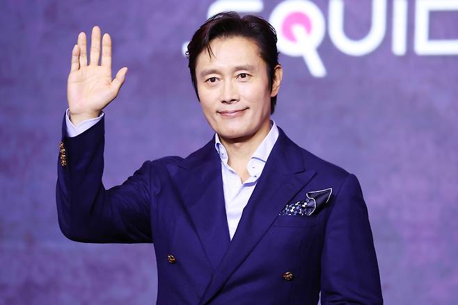 배우 이병헌이 9일 서울 용산구 드래곤시티 호텔에서 열린 넷플릭스 글로벌 흥행작 ‘오징어 게임’ 시즌3 제작발표회에서 포즈를 취하고 있다. 사진제공|연합뉴스