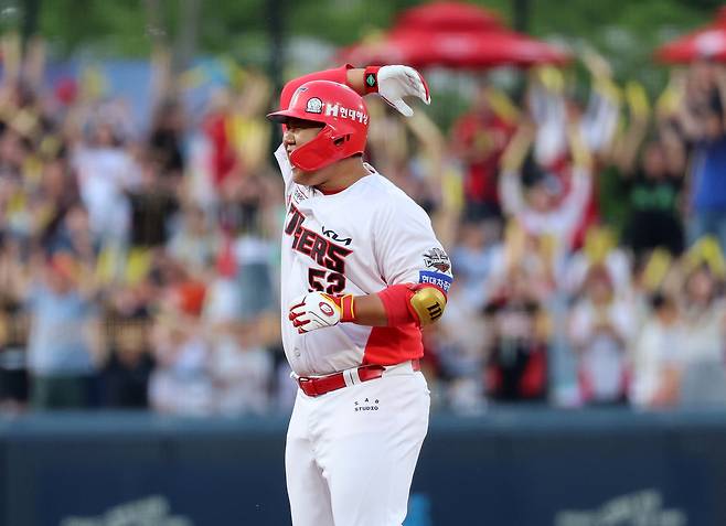 KIA 황대인이 8일 광주 한화전 6회말 동점 2타점 2루타를 때리고 기뻐하고 있다. 연합뉴스