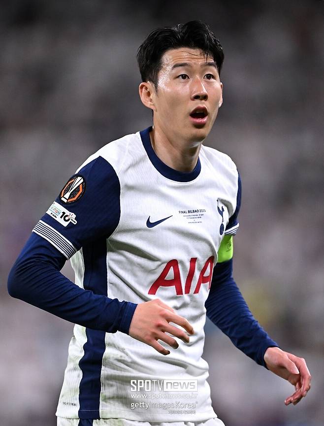 ▲ 영국 매체 \'토크스포츠\'에 따르면 사우디아라비아 클럽들이 다시 한번 손흥민 영입에 나설 계획이지만 토트넘은 그를 붙잡아두길 원한다. 이 매체는 \"토트넘은 다음 시즌 챔피언스리그에 나선다. 손흥민이 제안을 뿌리치고 팀에 남을 수 있는 좋은 환경이라는 뜻\"이라고 바라봤다.