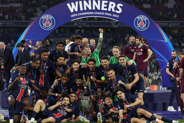 ▲ 올 시즌 유럽축구연맹(UEFA) 주관 클럽대항전 우승팀. 유로파리그(UEL) 토트넘 홋스퍼(사진 맨 위), 유로파 컨퍼런스리그(UECL) 첼시(사진 가운데), 챔피언스리그(UCL) 파리 생제르맹(사진 맨 아래) ⓒ연합뉴스/AP/AFP