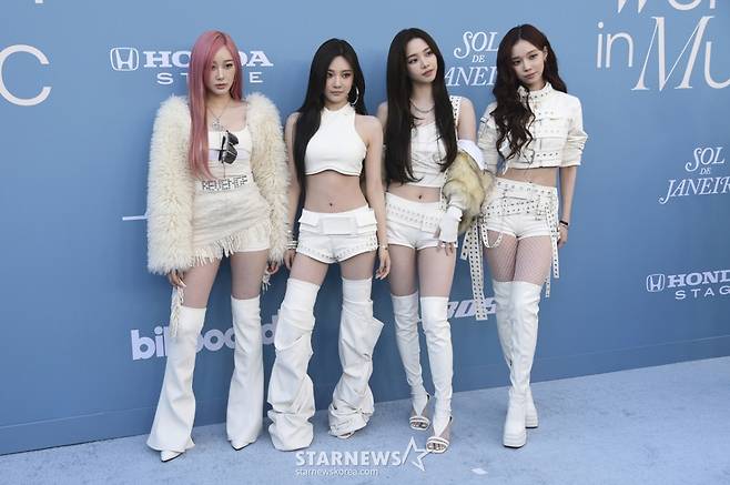 [잉글우드=AP/뉴시스] 초신성 걸그룹 '에스파(aespa)'가 29일(현지시간) 미국 캘리포니아 잉글우드 유튜브 시어터에서 열린 '빌보드 위민 인 뮤직 어워즈(Billboard Women in Music Awards) 2025' 레드카펫을 밟고 있다. 에스파는 해당 시상식에서 '올해의 그룹'(Group of the Year)을 받았다. /사진=이재훈