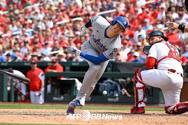 9일(한국 시각) LA 다저스와 세인트루이스 카디널스의 경기에서 오타니(왼쪽)가 8회 몸에 맞는 볼에 아파하고 있다. /AFPBBNews=뉴스1